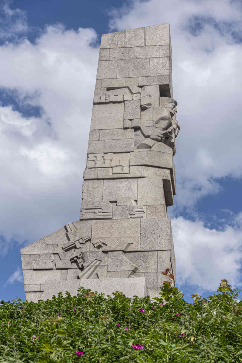 Polonia - Gdansk 179 - Westerplatte - monumento al Heroísmo del Ejercito Polaco.jpg
